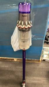 lot 70 image: Dyson V8 Cordless Stick Vacuum Cleaner USED
