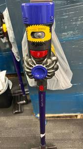 lot 79 image: Dyson V10 Cordless Stick Vacuum Cleaner USED