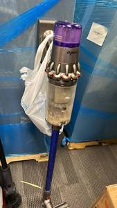 lot 90 image: Dyson V8 Cordless Stick Vacuum Cleaner USED