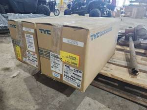 lot 500 image: 2 Headlights fit Dodge 2011 1-ton diesel (Not Faded)