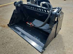 lot 1560 image: VORX Industrial Mini Skid Steer 4 in 1  Hydraulic Bucket  NL570TC