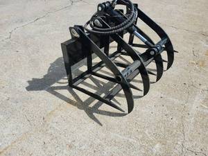 lot 1562 image: VORX Industrial Mini Skid Steer Hydraulic Timber Grapple NL400LG
