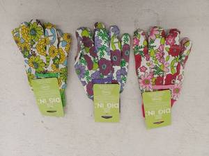 lot 10974 image: Floral Print Gardening Gloves, Set of 3 Pairs
