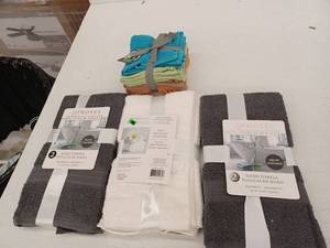 lot 11049 image: Cotton Hand Towel and Washcloth Lot