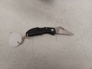 lot 11109 image: Lot Of Maxam Sport Knives 2 Inch Keychain