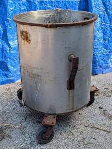 lot 271004 image: Industrial Metal Rolling Bin with Wheels