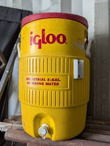lot 271007 image: Igloo 5-Gallon Industrial Dispenser Cooler with Spigot