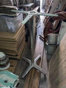 lot 271026 image: Aluminum Pedestal Table Base