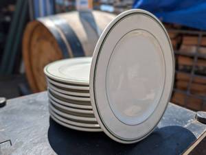 lot 271052 image: Iroquois China Syracuse White Dinner Plates with Green Trim, Set of 10