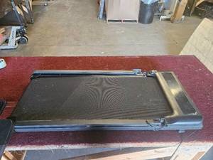 lot 101039 image: Walking Pad Treadmill. Showing E 7 Code. Sold As Is