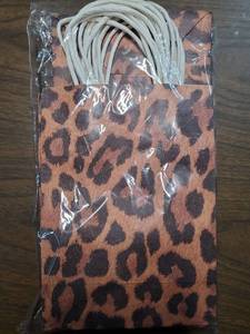 lot 26824 image: 16 Pcs Cheetah Print Gift Bags with Black Tissue 8 x 6 x 3 Inch Jungle Safari Party Favor and Handles Leopard Treat Goodie Animal Print Kraft Paper Bags for Party Decoration Supplies - Retail $16