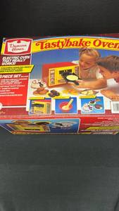 lot 173 image: Duncan Hines Tastybake Oven Electric Baking Set