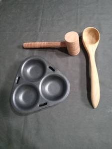 lot 3982 image: Wooden Kitchen Tool Set with 3-Bowl Divider