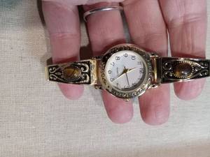 lot 3497 image: Womens Decorative Quartz Watch with Metal Band