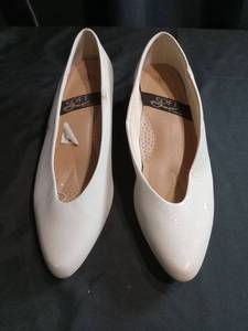 lot 3450 image: Womens White Low Heel Pumps Size 8
