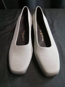 lot 3453 image: Easy Spirit White Low Heel Comfort Pumps Womens Shoes