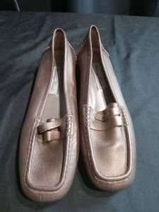 lot 3454 image: Womens Beige Leather Loafers with Bow Detail