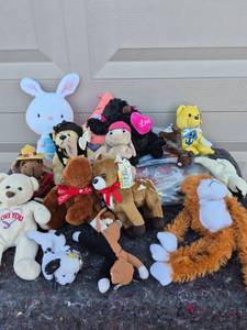 lot 112 image: Mixed Plush Stuffed Animal Collection