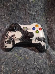 lot 132 image: Xbox 360 Dragon Design Wireless Controller