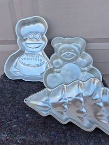 lot 210 image: Wilton Monkey Cake Pan Set