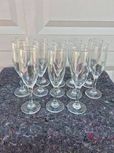 lot 216 image: Set of 12 Classic Champagne Flutes