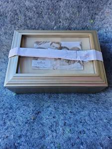 lot 182 image: Hallmark Family Tree Wooden Photo Keepsake Box