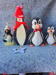 lot 185 image: Christmas Penguin Decoration Collection with Star Ornament