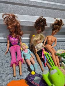 lot 194 image: Mixed Toy Lot with Dolls and Electronic Games