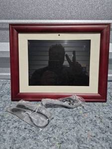 lot 196 image: Smartparts SP104C Digital Picture Frame with Wooden Border