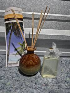 lot 199 image: Elegant Expressions Hawaiian Mist Reed Diffuser with Ceramic Vase - New Out of Box