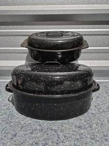lot 234 image: Black Speckled Enamelware Roasting Pan Set with Lid - Need Washed - Plenty of Life Left