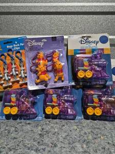 lot 246 image: Disney Winnie the Pooh Party Favors and Looney Tunes Bugs Bunny Backpack Clips Set