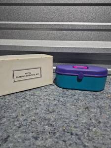 lot 253 image: AVON Earring Survival Kit with Mirror and Storage Compartments