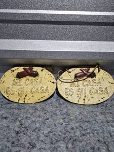lot 256 image: Mi Casa Es Su Casa Wooden Welcome Sign with Rope Hanger