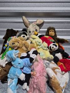 lot 259 image: Mixed Stuffed Animal Collection Lot