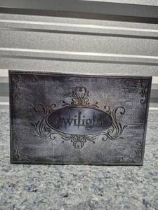 lot 274 image: Twilight Ultimate Gift Set DVD Collectors Box