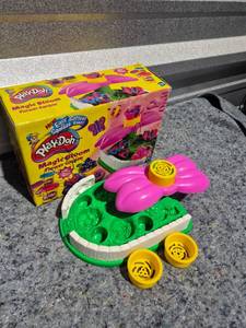 lot 276 image: Play-Doh Magic Bloom Flower Garden Playset - May be Incomplete