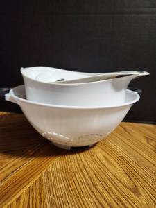 lot 291 image: White Nesting Mixing Bowl Set with Colander