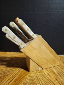 lot 294 image: Chicago Cutlery Knife Set with Wooden Block