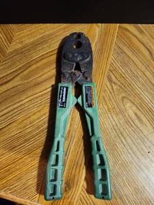 lot 311 image: Wire Bolt Cutters with Green Handles