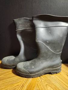 lot 320 image: Servus Rubber Work Boots Size 10