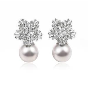 lot 1650 image: Fashion Chic Simulated Pearl Studs Snowflake Earrings For Women (Silver)