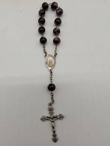 lot 674016 image: Rosary with Glass Beads and Silver Tone Crucifix Cross