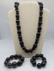 lot 674018 image: Dark Stone Bead Necklace and Bracelet Set