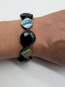 lot 674019 image: Black Onyx and Abalone Shell Beaded Bracelet