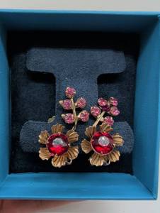 lot 674032 image: Gold Tone Rhinestone Flower Drop Earrings