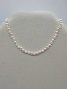 lot 674033 image: Cultured Pearl Necklace with Gold Clasp