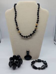 lot 674056 image: Black Stone Jewelry Set with Necklace, Pendant, Bracelet and Stretch Bracelet