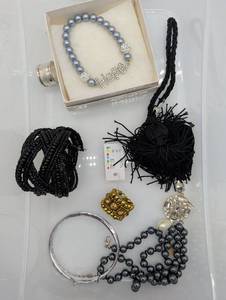 lot 674058 image: Mixed Costume Jewelry Collection with Pearl and Beaded Accessories