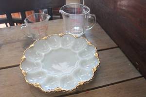 lot 4181 image: Vintage Egg Plate & Pyrex Glass Measure Cups